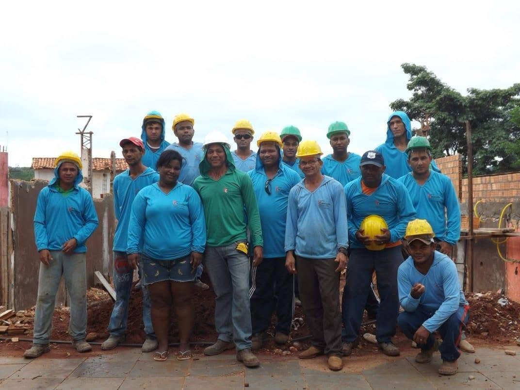 Equipe da SENEG Construções reunida em uma obra
