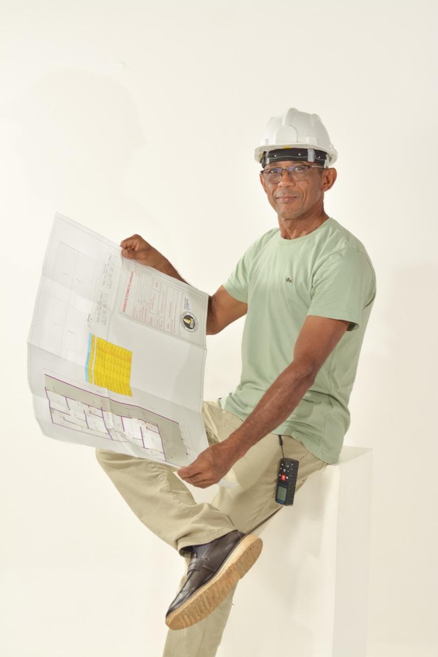 Irmão Rosivaldo, fundador da SENEG Construções, com capacete e planta de uma obra