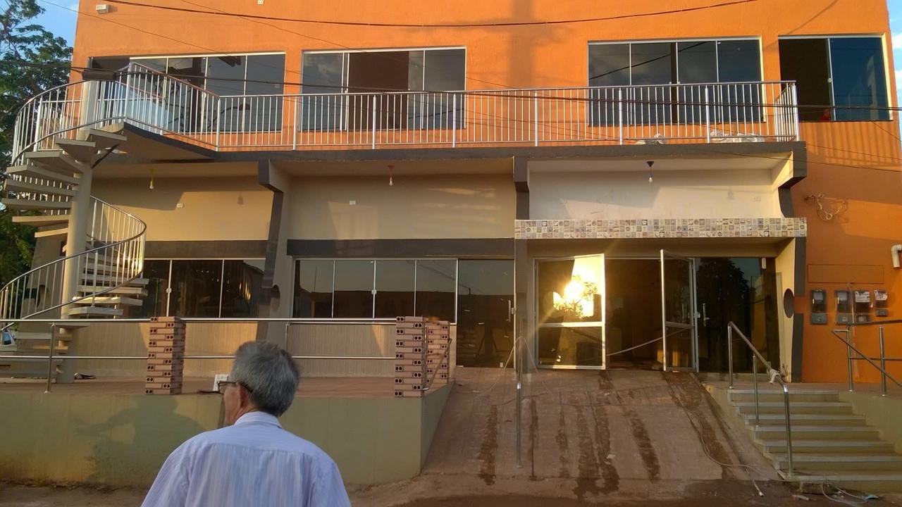 Obra comercial — lanchonete no térreo e academia no segundo andar